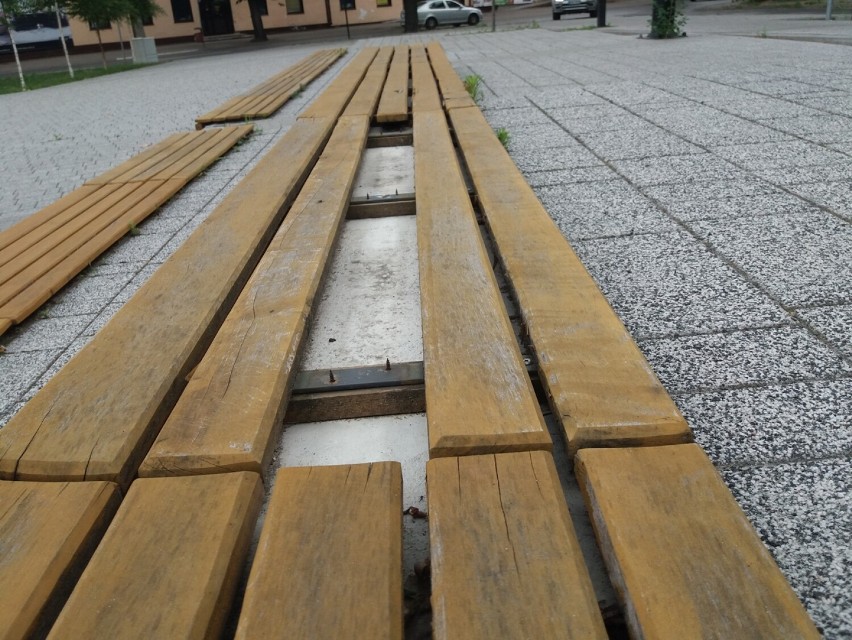 Ławki na skwerze przy ul. Sierakowskiego w Radomsku do naprawy