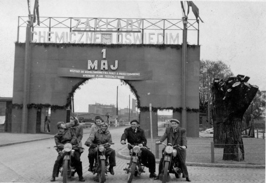 Grupa motocyklowa przed bramą Zakładów Chemicznych Oświęcim...