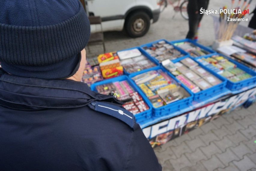 Policjanci i strażacy z Zawiercia kontrolują punkty...