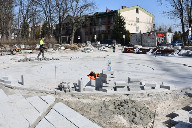 Roboty przy fontannie w Busku-Zdroju. Jak przebiegają? >>>Więcej na kolejnych slajdach