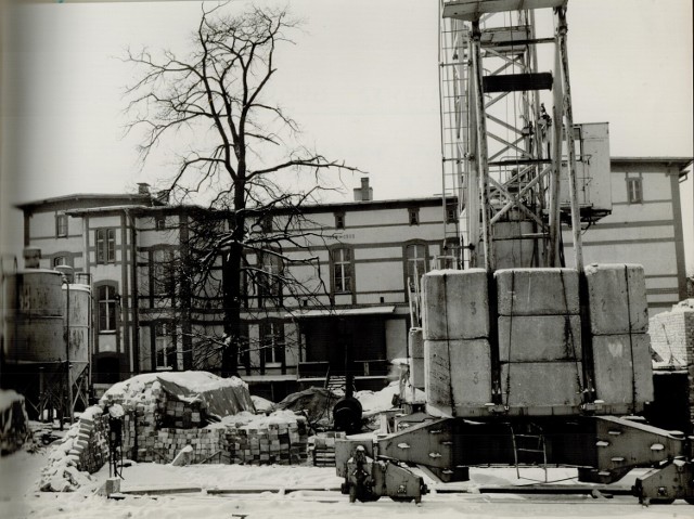 Rozbudowa "trójki", lata 80. XX wieku, w tle stary budynek