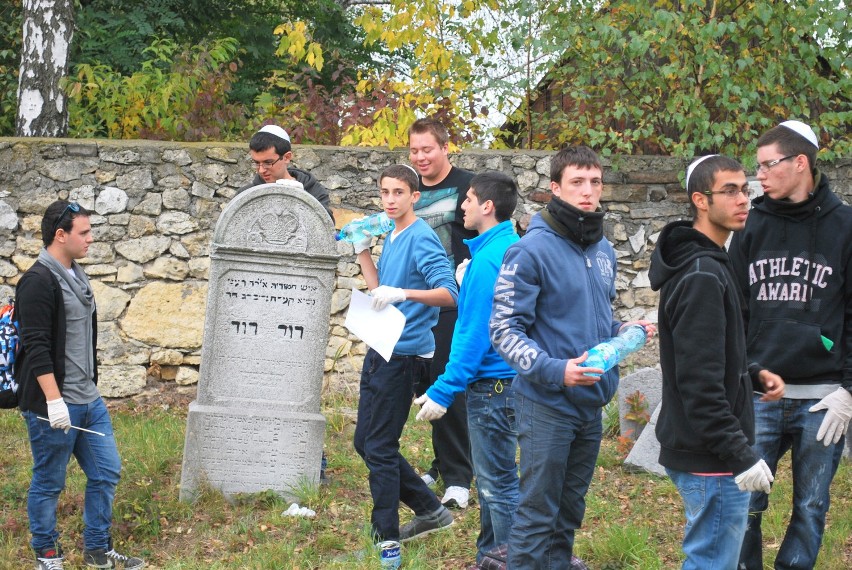 Młodzi Żydzi na cmentarzu w Trzebini [ZDJĘCIA]