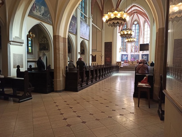 W Kościele Niepokalanego Poczęcia Najświętszej Maryi Panny w Katowicach na mszy o godz. 10 było kilkanaście osób