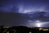 Błyskawice rozświetlające niebo nad Tarnowem widziano nawet na Śląsku. Widowiskowa burza sfotografowana z Góry św. Marcina [ZDJĘCIA]