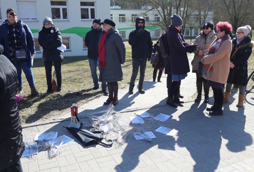 Pikieta przed kurią w Szczecinie przeciwko zakazowi aborcji. "Kobieta to nie inkubator" [ZDJĘCIA, WIDEO]