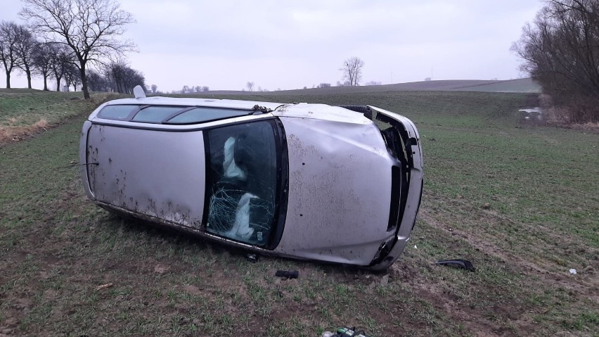 Dachowanie samochodu w Czeczewie pod Grudziądzem. Dwie osoby ranne