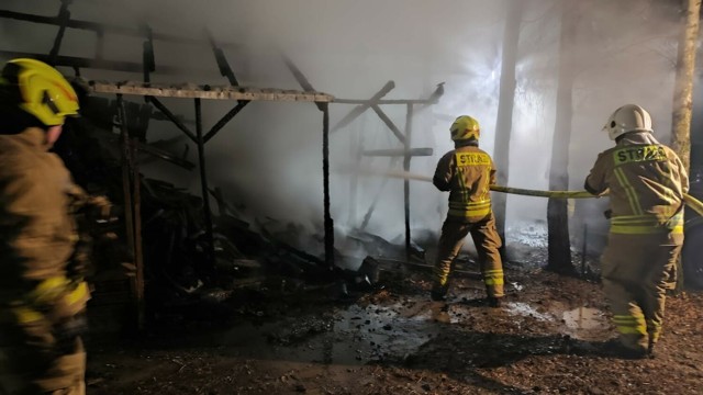 Z ogniem na terenie kempingu w Chłapowie walczyli w nocy s soboty na niedzielę strażacy zawodowi i ochotnicy. Spłonęła wiata, dwa samochody, uszkodzony został też kamper.