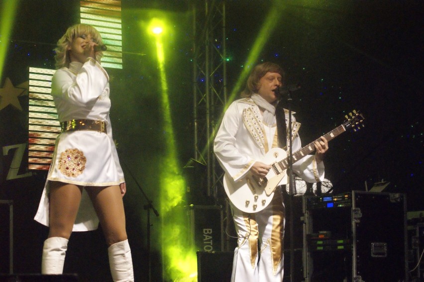 Jarmark Świąteczny w Opalenicy: Koncert ABBA Show porwał publiczność! [ZDJĘCIA]