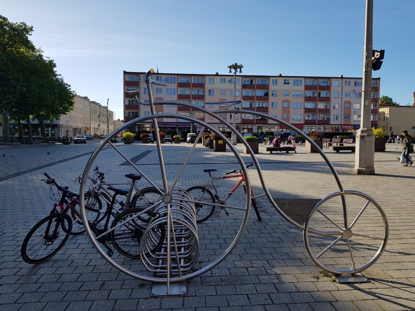 Lębork. To oferta sprzedaży czy żart? Na placu Pokoju stanęły używane rowery z podaną ceną i telefonem