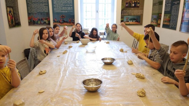 Dzieci z Żurawia lepiły z gliny w Muzeum Okręgowym w Sieradzu