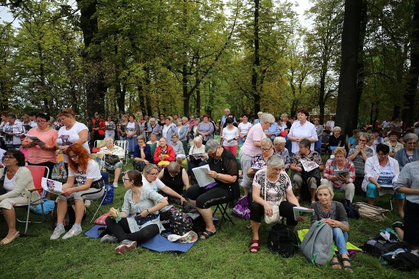 Pielgrzymka kobiet do Piekar Śląskich 2019 [ZDJĘCIA]. Tysiące kobiet i dziewcząt na Wzgórzu Kalwaryjskim w niedzielę 18 sierpnia