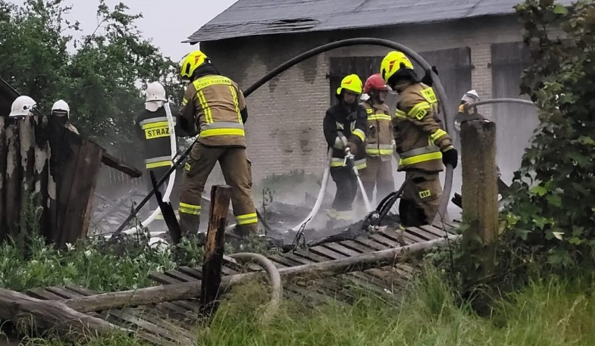 Piorun uderzył w budynek we wsi Łazy Dąbrowa (gm. Sulejów)...