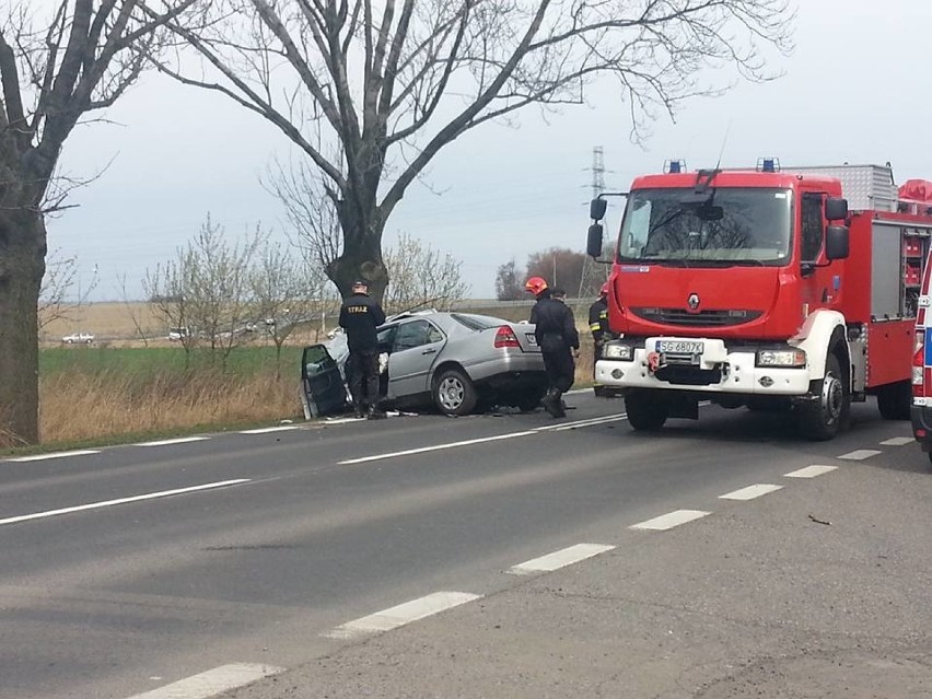 Gliwice: Wypadek na ul. Rybnickiej. Samochód wjechał w drzewo, dwie osoby ranne