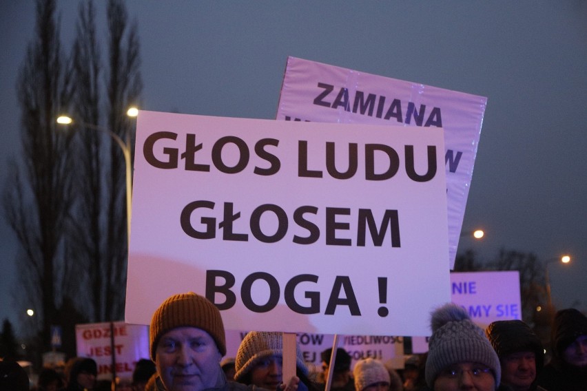 Protest w Warszawie. Mieszkańcy Wesołej i aktywiści...