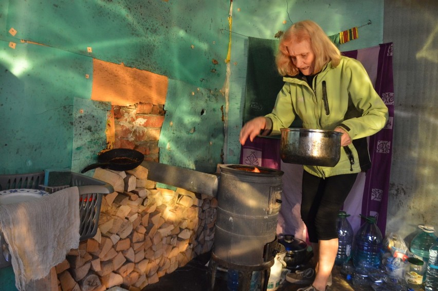Rdzawa. Starsza kobieta z chorym synem mieszka w rozwalającym się domu bez wody, prądu i gazu
