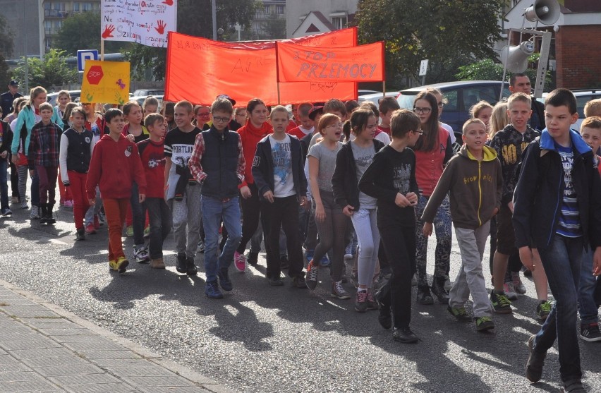 Śrem: dzieci przeciwko przemocy - marsz ulicami 23 wrzesień...