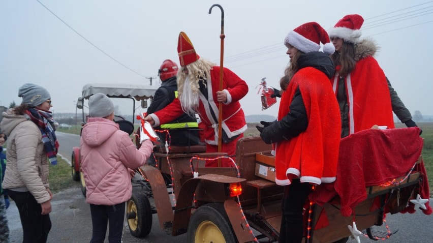 Święty Mikołaj w traktorze! Tak rozwoził dzieciom prezenty... 