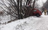 Wieprz. Samochód osobowy wbił się w drzewo. Kierująca 20-latka miała dużo szczęścia, cudem uszła z życiem [ZDJĘCIA]
