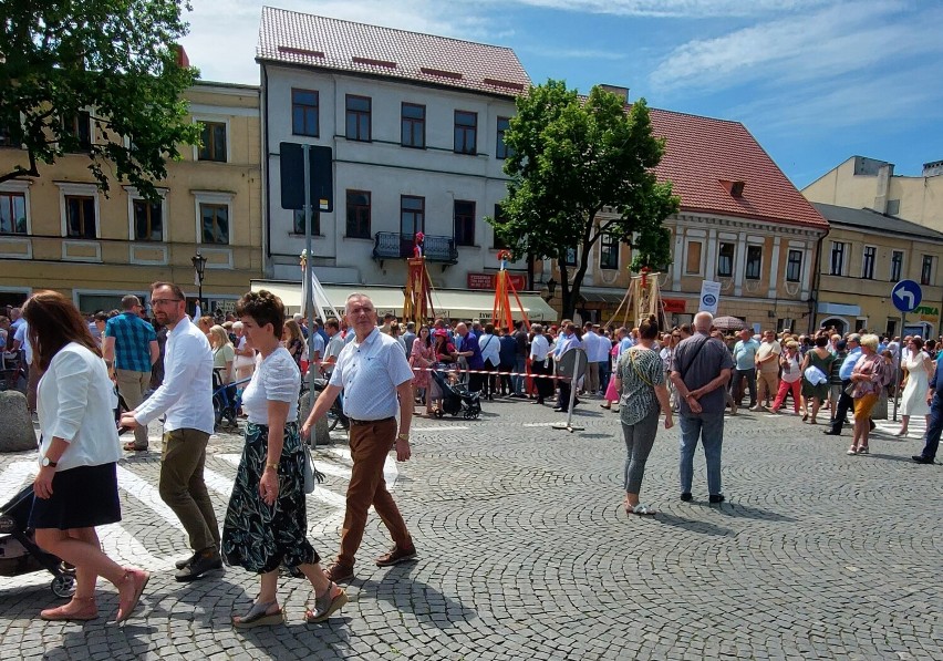 Procesja Bożego Ciała w katedrze w Łowiczu olśniewała kolorami strojów uczestników