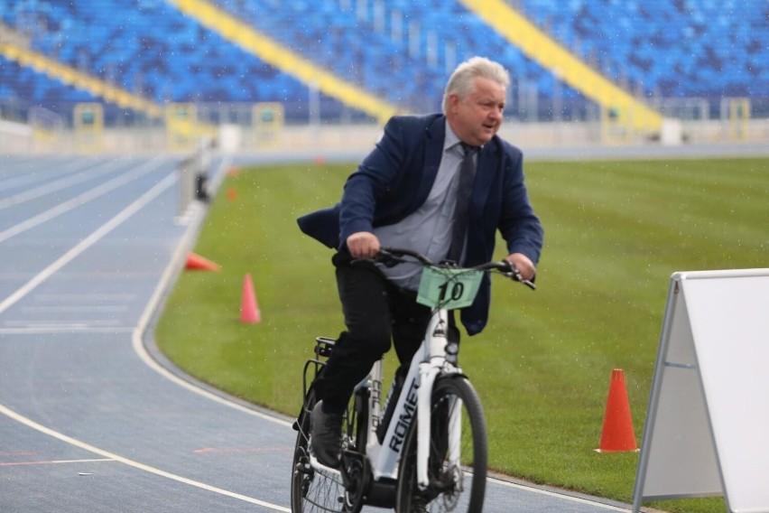 W celu poruszania się niezbędne jest pedałowanie, a...