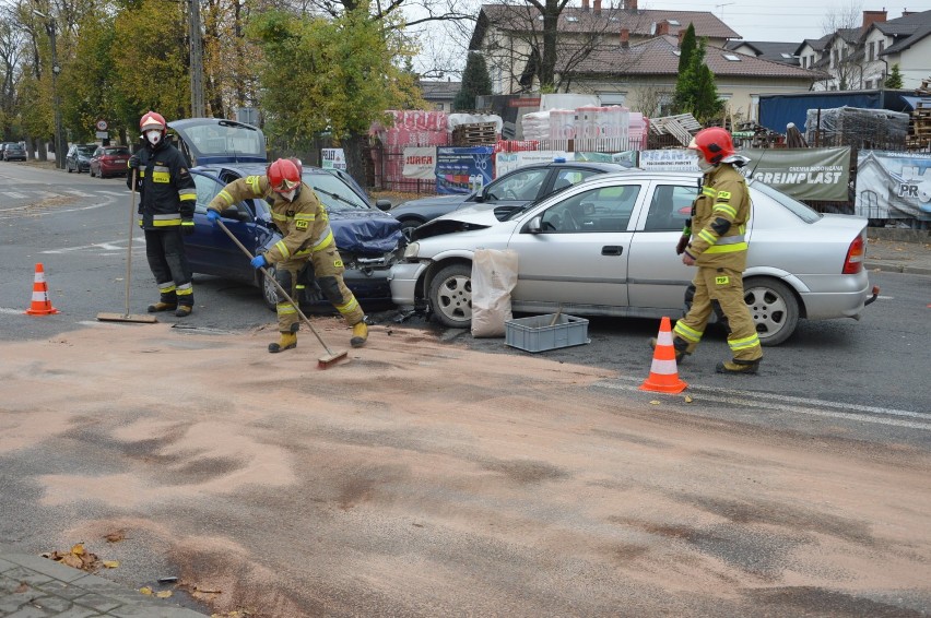 Wypadek w Skierniewicach. Na skrzyżowaniu Piłsudskiego i Kozietulskiego utrudnienia w ruchu [ZDJĘCIA]