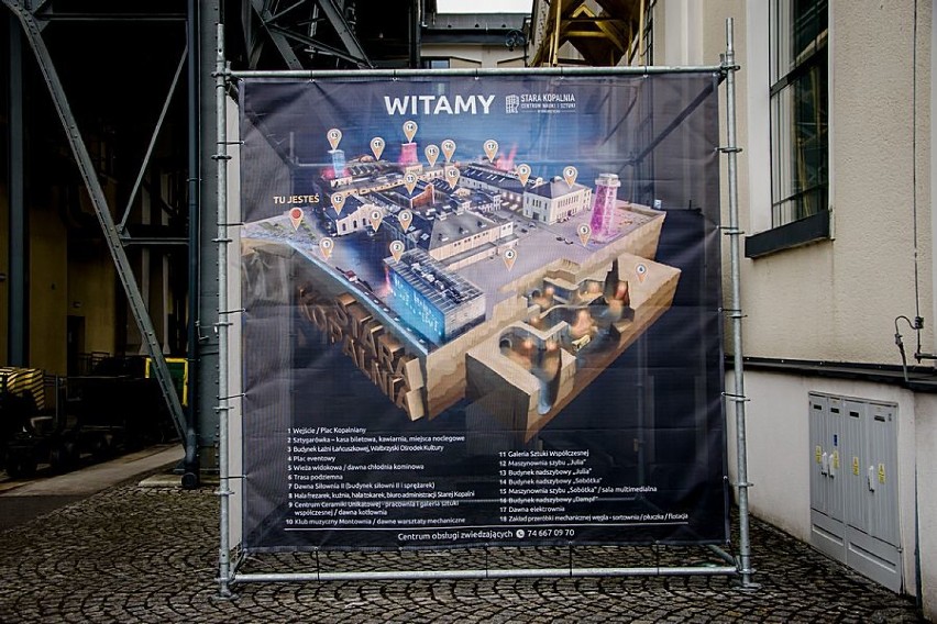 Wielkie banery reklamujące Wałbrzych przy centrum szczepień COVID-19 w Starej Kopalni.