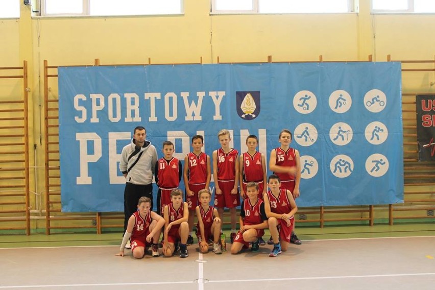 MTS Basket I - w górnym rzędzie od lewej: Tomasz WIlczewski...