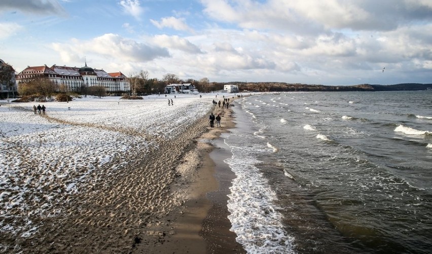 Zimowy spacer nad morzem w Sopocie w listopadzie