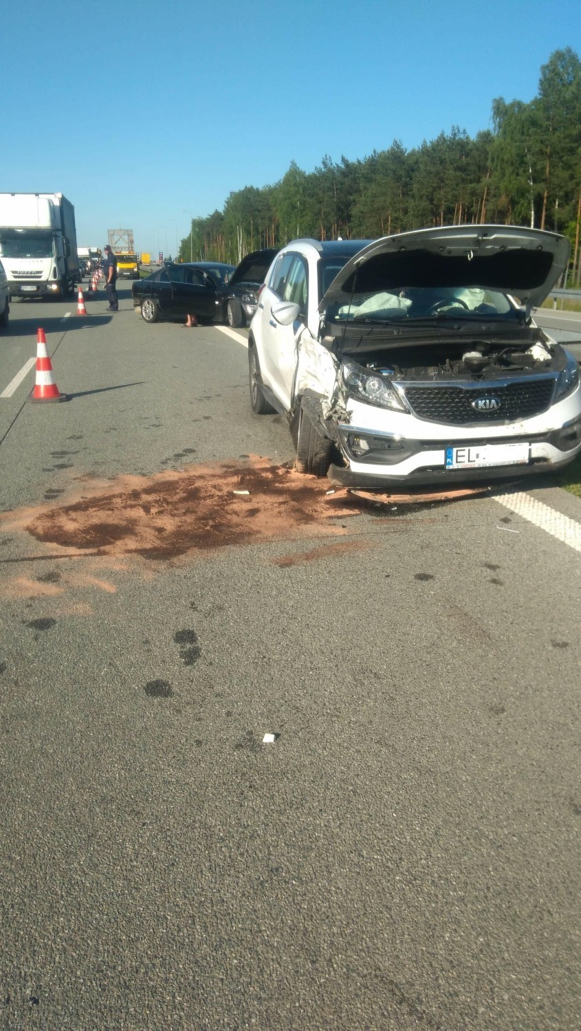 Wypadek  na S8 koło Tomaszowa Mazowieckiego. Zderzenie dwóch samochodów. Jedna osoba ranna [ZDJĘCIA]