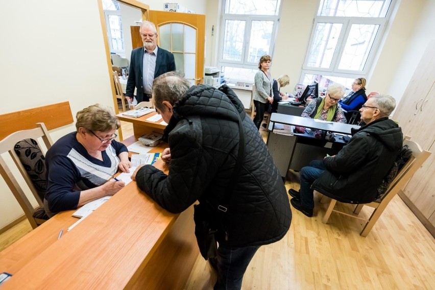 Najsłabsze emerytury w historii. Rośnie zagrożenie ubóstwem kobiet. Trzynastki i czternastki nie hamują fatalnego trendu