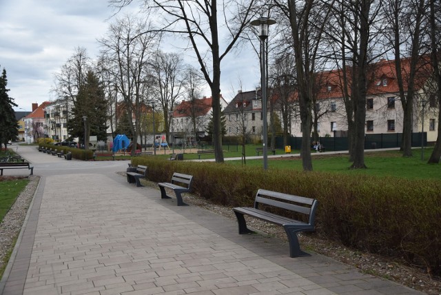 Park im. ks. J. Ostrowskiego: w centrum miasta, blisko i szybko. Ławki, plac zabaw i krokusowa łąka.