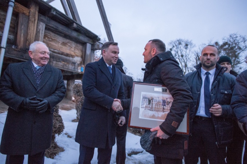 Prezydent Andrzej Duda po otwarciu wystawy w Ciechocinku wybrał się na spacer pod tężnie [zdjęcia]