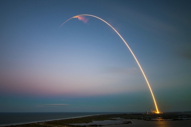 Satelity Starlink na orbitę wynosi rakieta Falcon 9 (na zdjęciu jej start)