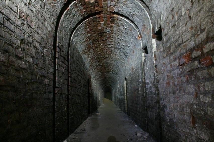Podziemne, murowane tunele, które znajdują się na terenie...