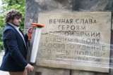 Pomnik radziecki w Parku Skaryszewskim zafoliowany przez PiS