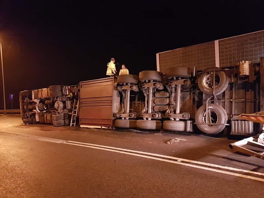 Tir przewrócił się na autostradzie A1 w Mszanie. Kierowca pijany