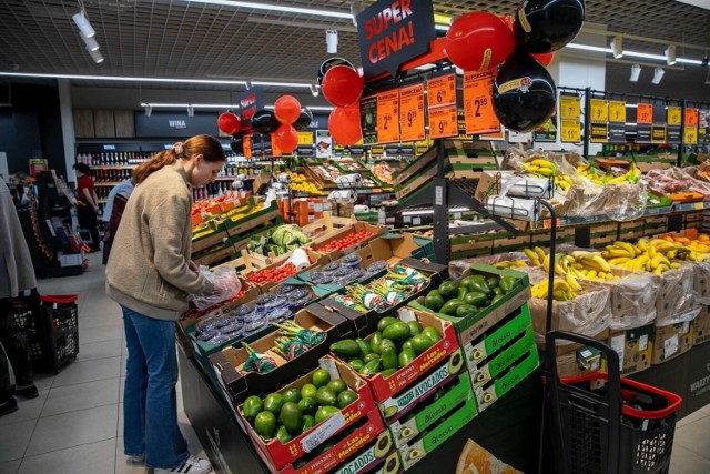 UOKiK zaraz po wprowadzeniu tarczy w 2022 roku zapowiedział kontrolę obniżki cen w sklepach.