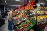 Do kiedy obowiązuje obniżony VAT na żywność? Rząd przedłuża osłonę w 2023 roku. Na liście nie tylko chleb i warzywa