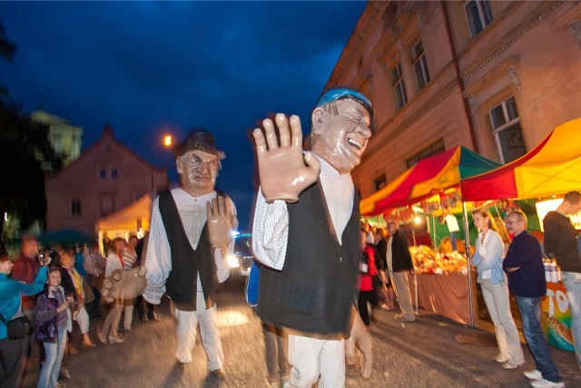 Wielka bitwa na torty, spotkania z gwiazdami no i oczywiście dużo dobrego kina. Od 12 do 18 sierpnia Lubomierz, czyli miasteczko, gdzie Sylwester Chęciński kręcił kultowych "Samych swoich" zaprasza na XVII Ogólnopolski Festiwal Filmów Komediowych. Podejdźcie no do płota!