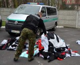 Straż Graniczna z Kalisza zatrzymała w Krotoszynie Bułgara, który handlował podrabianą odzieżą. ZDJĘCIA