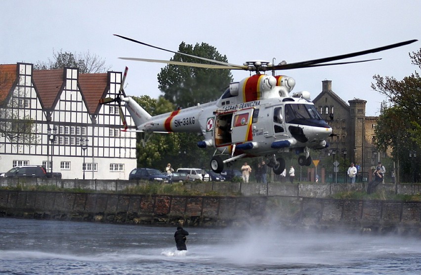 Pokaz straży granicznej: Helikopter ratuje ludzi z Motławy (wideo i zdjęcia)