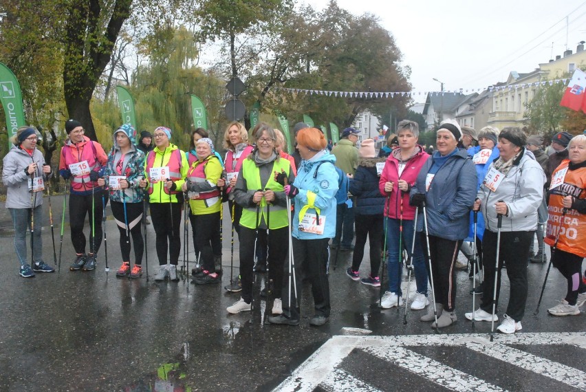 KOŚCIAN. Marsz nordic walking w ramach Święta Biegania z Coccodrillo [ZDJĘCIA]