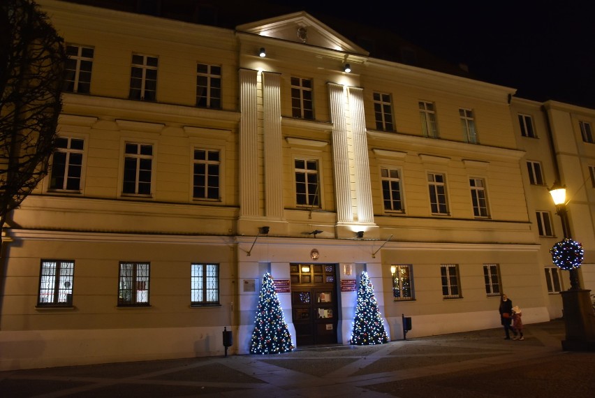 Oleśnica w świątecznym wystroju. Tak prezentują się iluminacje (ZDJĘCIA)