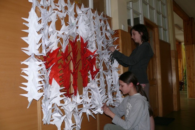 W Zelowie uczniowie wykonali 200 papierowych ptaków