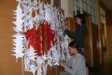 Uczniowie SP nr 2 w Zelowie robili papierowe żurawie dla Japonii