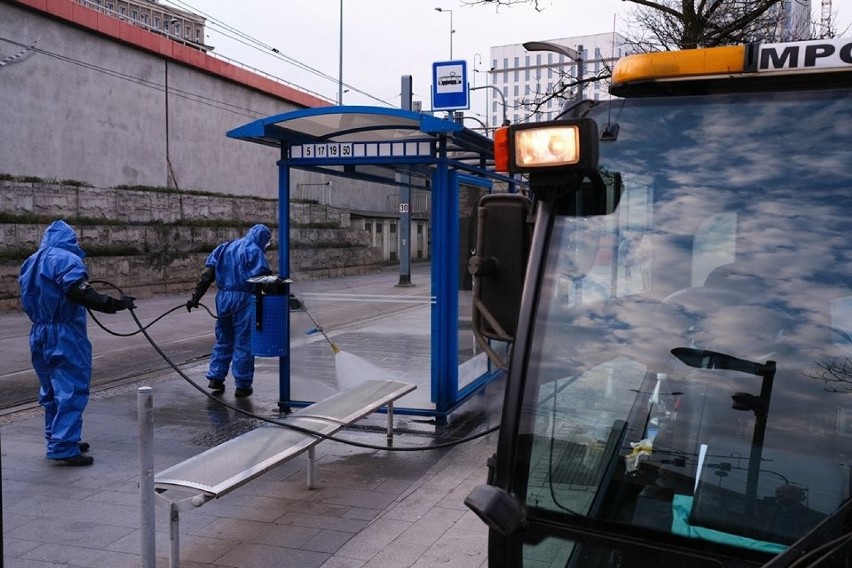 Kraków. MPO codziennie dezynfekuje miasto. Pracownicy skupiają się na węzłach przesiadkowych i przystankach [ZDJĘCIA]