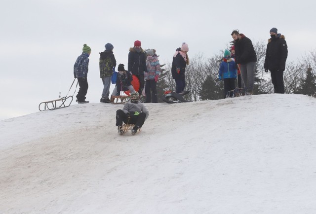 Górka w radomskim parku Leśniczówka cieszy się dużym powodzeniem wśród dzieci. W niedzielne popołudnie spotkaliśmy tam sporą grupkę miłośników sportów zimowych, która oblegała ośnieżony pagórek. 

>