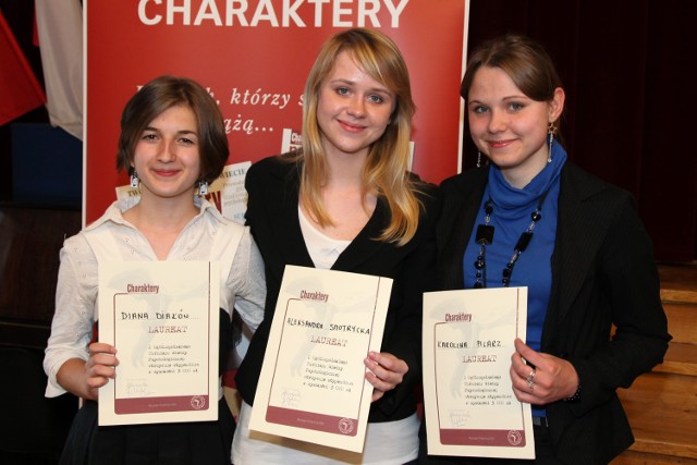 FOT. ARCHIWUM CHARAKTERÓW Diana Diaków z I LO w Zielonej Górze (z lewej) wraz z pozostałymi laureatkami (nagrody równorzędne) odebrała stypendium w wysokości 3 tys. zł