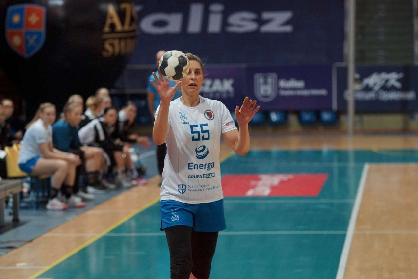Iwona Niedźwiedź, była znakomita reprezentanta Polski ponownie na parkiecie w drużynie SWWS Energa Szczypiorno Kalisz. ZDJĘCIA
