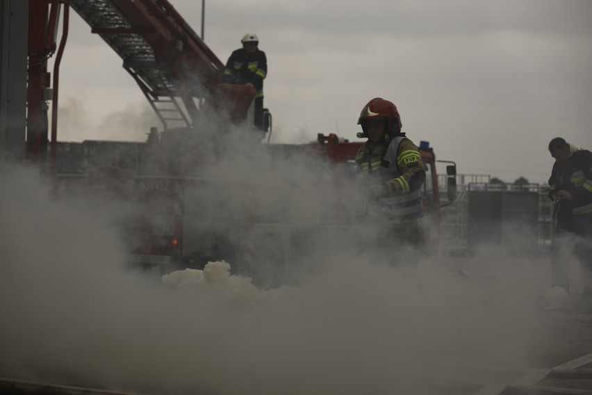 Kilkanaście zastępów straży pożarnej wysłano do fabryki mebli w Wągrowcu